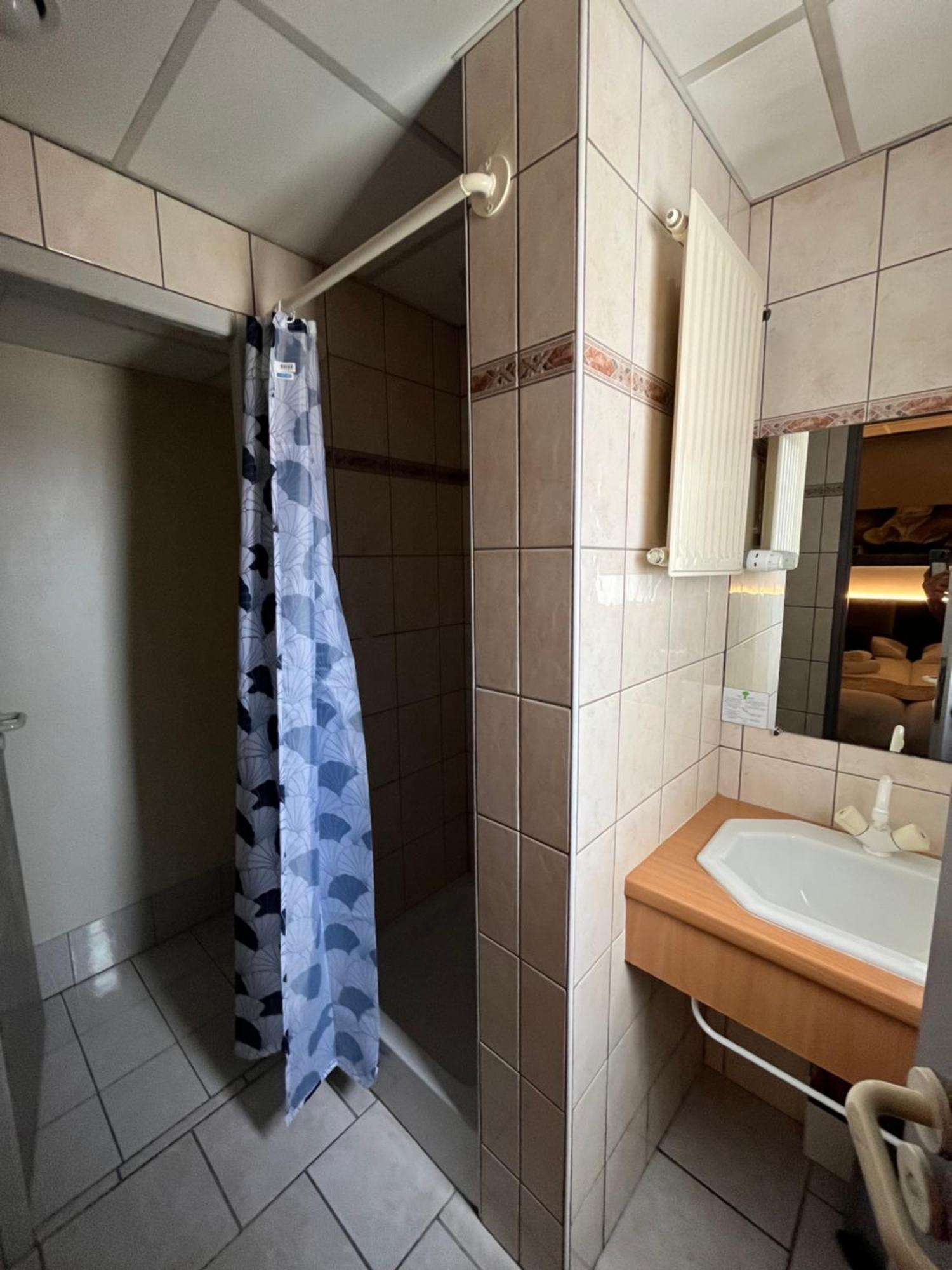 Brit Hotel Le Везул Екстериор снимка